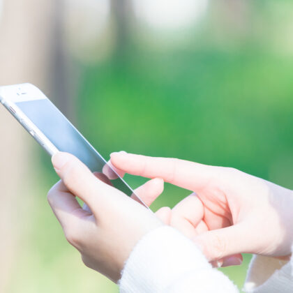 スマートフォンを操作する人のイメージ